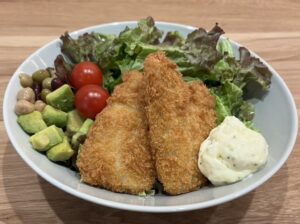 キユーピーと三陽食堂がアジフライボウルを共同開発 10月16日より全店で提供へ