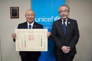 コープデリ生活協同組合連合会が紺綬褒章を受章 アフリカの子ども支援の寄付功績で