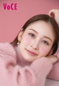 フリーアナウンサーの岩田絵里奈さんがVOCE12月号に登場！ 「秋はレッド、冬はピンクをひそませて」で魅せる4つの顔