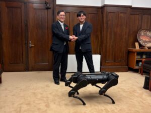 Highlandersが京都市長の松井孝治氏を表敬訪問　４足歩行ロボット披露