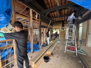 長野県下條村「自分が塗った柱が宿になる。その宿から、次の挑戦が始まる」