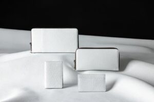 鞄の産地 豊岡発!旅がテーマの上質なバッグブランド 「CREEZAN」 からドイツ・ぺリンガー社製シュランケンカーフを採用した新たな革小物シリーズ「JETTER MEISTER」誕生!
