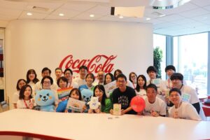コカ･コーラとファミマがLGBTQ+啓発イベントを共同開催 カード活用し対話