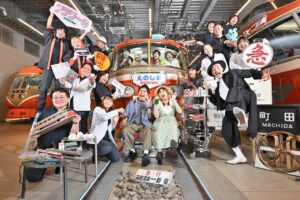 ダイイチがロマンスカーミュージアムで働く人たちの劇場型集合写真を制作
