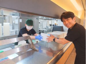 ユーキャンパス、設立25周年で大学食堂に業務用ニトリル手袋約1,500箱を寄贈