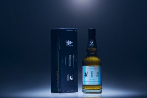 異なる蒸溜所が交わり、それぞれの答えを探す。CROSS DISTILLERY シリーズ第一弾、新潟亀田蒸溜所との原酒交換から生まれたウイスキーを発売。