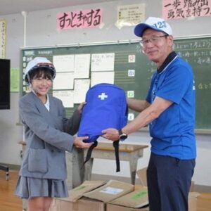アート引越センターが熊本県氷川町の全小中学校へ防災バッグ1000個を寄贈