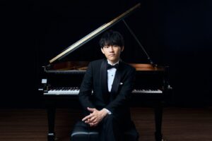ピアニスト亀井聖矢、福岡で2027年4月にソロ・リサイタル開催へ