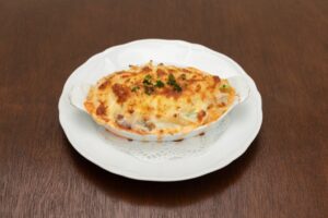 洋食とケーキグラメルが限定メニューのシーフードグラタンなどを提供へ