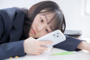 小中学生の友だち関係の悩み相談相手、2位はAI　ニフティ調査