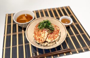 大人気コラボ第3弾｜料理家・モデル亜希×トータル・ワークアウト25周年記念『ハンバーグ丼』10月15日（木）～販売開始