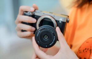 カメラを持ち出す日が、きっと増える。約58g・厚さ約16mmのAFパンケーキレンズ「TTArtisan mini AF 24mm f/3.8」発売