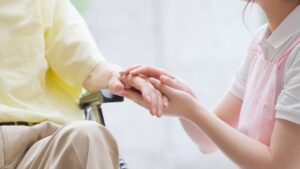 訪問系介護の外国人スタッフ受け入れ、事業所の体制提示で不安軽減か　意識調査