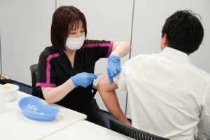 DYMが社内でインフルエンザ予防接種を実施 費用補助で社員の健康管理を支援