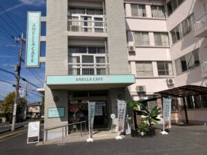 【埼玉県5店舗目・全国50店舗目】「命」と「人」がつながり、誰もが自分らしく輝ける場所へ。保護犬猫カフェ「ANELLA CAFE 越谷店」が2026年10月16日（金）オープン