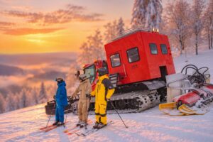 富良野スキー場、圧雪車で行く朝の滑走企画やナイトツアーを2027年に開催へ