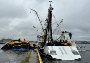 ニチモウ、国内初となる海外まき網船へポリエチレン製リサイクル漁網を納入