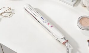 海外対応の冷マジック、電圧が異なるアメリカでもそのまま使えるヘアアイロン