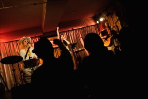 Nagie Laneが下北沢でライブ　Back to the Holidayと共演