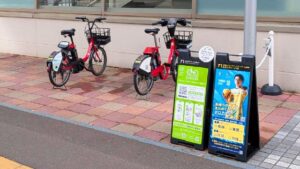 ポロクルと北海道イエロースターズが新連携 特別看板設置やコラボ車両を展開