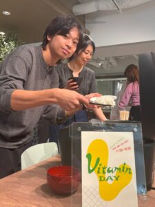 新東通信が社員ラウンジで高級炊飯器と普及機の新米ブラインド食べ比べ検証を実施