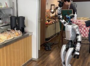 カクイチ、新卒採用予定のヒューマノイドロボット実機宮澤ノアをお披露目