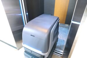 日本オーチス、立命館大学で清掃ロボットとエレベーターの連携技術を導入