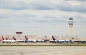 デルタ航空、羽田発アトランタ便に手荷物再預け入れ不要のサービスを導入