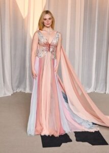 第６回アカデミー映画博物館ガラでエル・ファニングらがヴァレンティノを着用