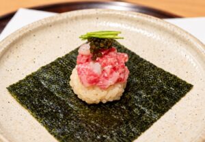 年間約250軒を食べ歩く“肉バカ小池”が体験した日本料理×焼肉の「日本焼肉」。10周年を迎える日本焼肉はせ川が12月19日からクリスマス限定コース「聖夜」「白雪」を提供