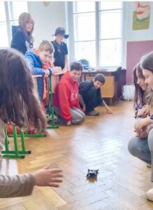 ウクライナの学校で熊本地震の復興を学ぶ授業 くまモンのミニ四駆を活用