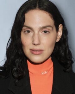 ロエベがエヴァ・ヴィクターのブランド アンバサダー就任を発表