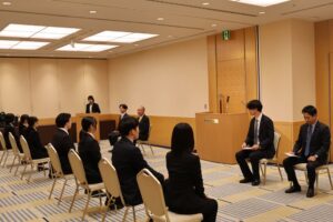 栗山米菓がホテル日航新潟で内定式を開催 工場見学や手焼き体験も実施