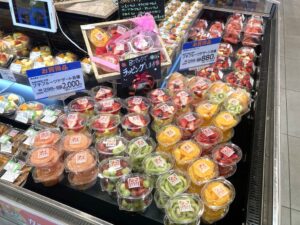 ヤオコー90店舗にアストラの電動皮むき機 カットフルーツ売上昨年比110%