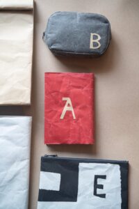 染色家・柚木沙弥郎さんの文字を、自由に選び、並べ、貼る。「SAMIRO YUNOKI SIWA Letter Stickers」2026年10月31日に発売｜２日間のPOP UP STOREを開催