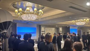 アスカネットのAI演出サービス、家族葬後のお別れ会で上映