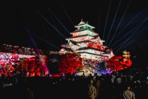 一旗プロデュース「鶴ヶ城 プロジェクションマッピング 2026」を福島県会津若松市で11月20日から22日まで開催。会津の歴史・伝統文化を描く映像美と新たな雲海演出が重なる、3日間限定の幻想的な夜。