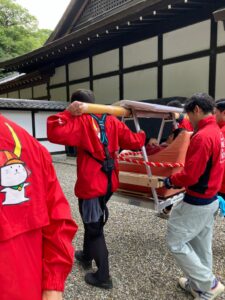 彦根城の山駕籠登城実証実験でテクノアソシエのアシストスーツを活用