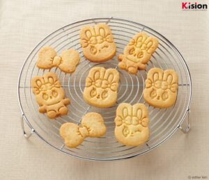 スケーターがエスターバニーのスタンプクッキー型を発売 表情やリボンの4種セット