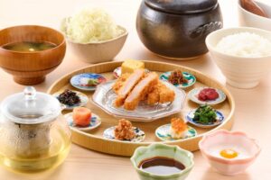 1988年創業「とんかつ知多家」から新ブランド誕生土鍋ごはんと多彩な豆皿で味わう、とんかつの新しいかたち「土鍋ごはん×とんかつ CHITAKA」10月29日（木）名古屋・栄にオープン