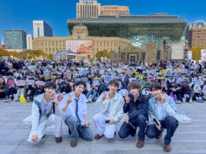 全員10代の日本人5人組ボーイズグループ・VIBY、ソウル広場でアンコールバスキング開催！直前の開催発表にもかかわらず約500名以上が集結、現地韓国ファンが8割を占める大盛況！