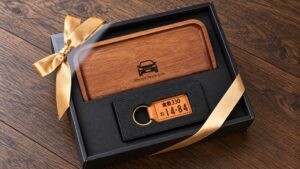 Okulu、愛車ナンバー刻印の本革キーホルダーと木製トレーのセットを発売
