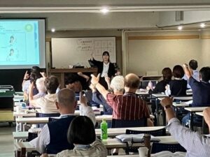 メガネスーパー、千葉県生涯大学校で高齢者向けアイケア体験セミナー実施