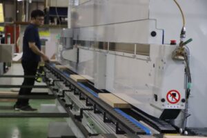 東馬が生産現場に新たなふち貼り機を導入 作業効率化とデザイン性の向上へ