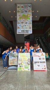 文教大学の学生が制作した埼玉ご当地グルメかるたの大会が大宮門街で開催