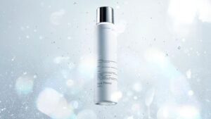 毛髪科学に基づくヘアケアブランド【Hair Theory Lab(R)】より"光の科学"から生まれた、瞬時にツヤをまとう「セラムイン ルミナススプレー」が登場。