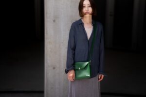 カワニシカバンが封筒着想のレザーショルダーバッグletterを10月24日発売へ