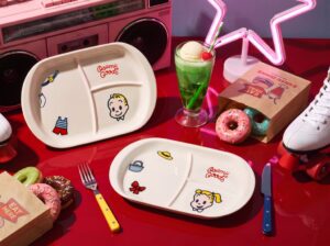 OSAMU GOODS × HASAMIの新作は、どこか懐かしい3つ仕切りの「ランチプレート」。