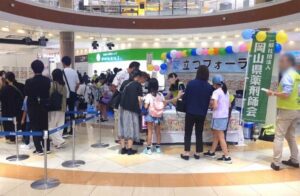平和マネキンが岡山県薬剤師会の啓発イベントで会場設営とレンタル什器を提供