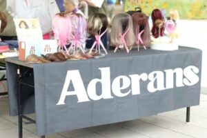 アデランス、がん患者支援チャリティでウィッグ展示や試着体験を実施